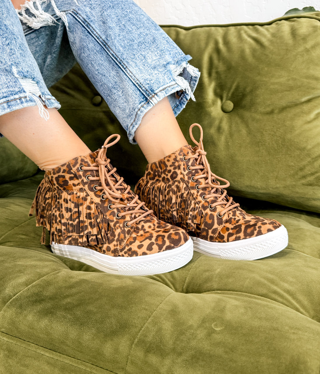 Sneakersy Nick Fringe na koturnie w panterkę