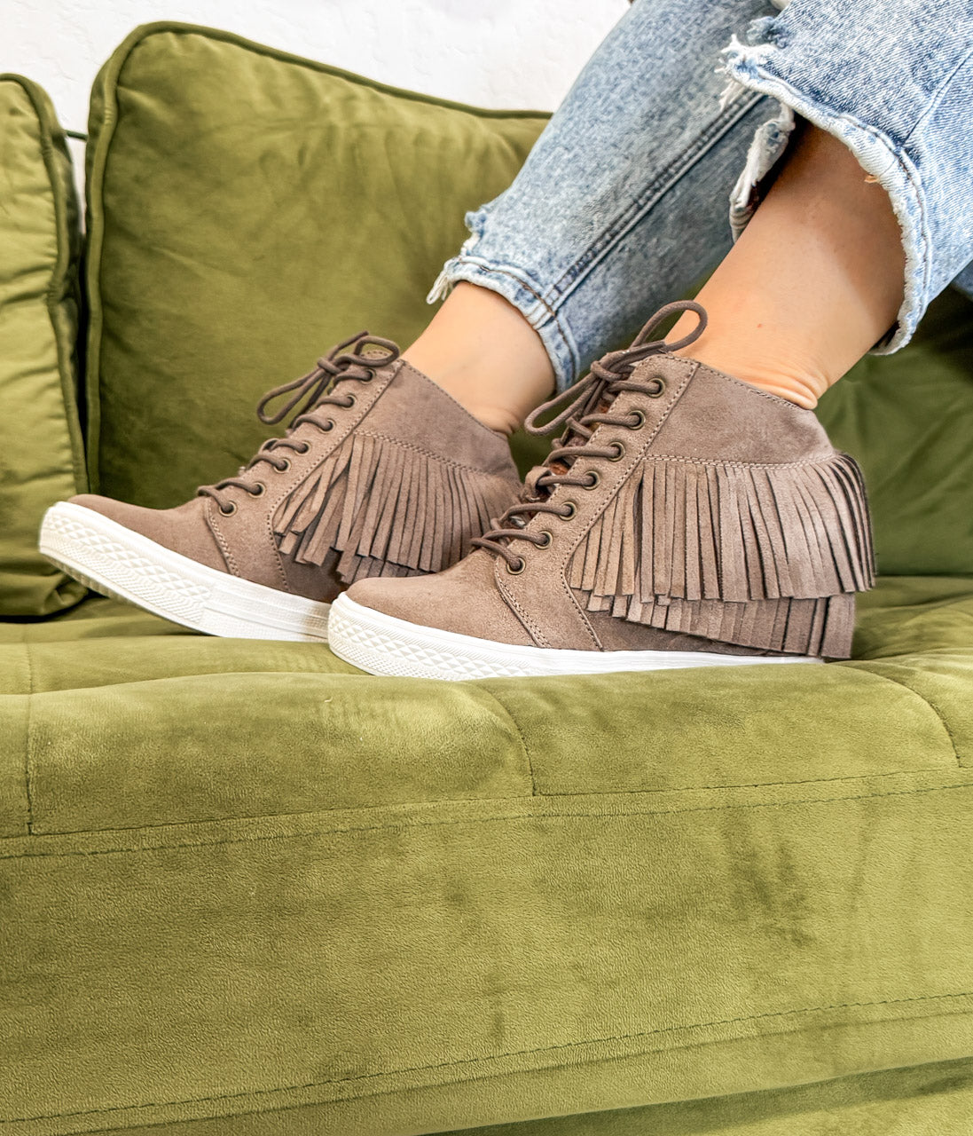 Sneakersy Nick Fringe na koturnie w kolorze taupe