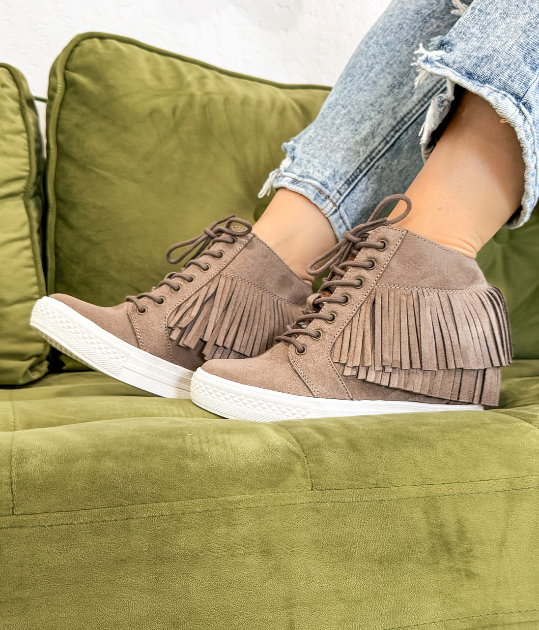 Sneakersy Nick Fringe na koturnie w kolorze taupe