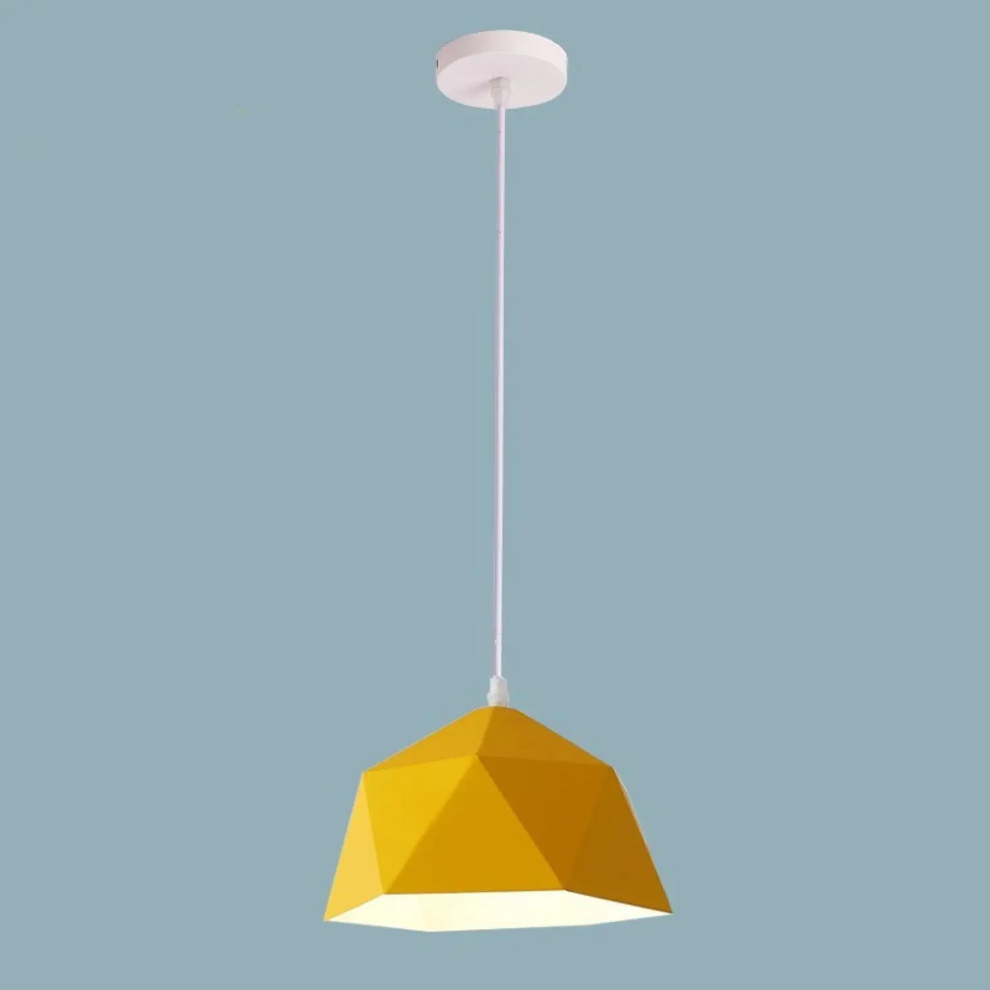 Nordisk hängande lampa över köksö för kök och matplatsstämning