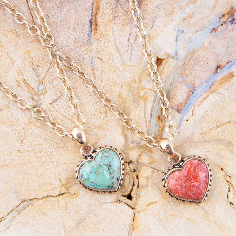 Ciondolo a cuore in spugna di corallo arancione e collana in bronzo dorato