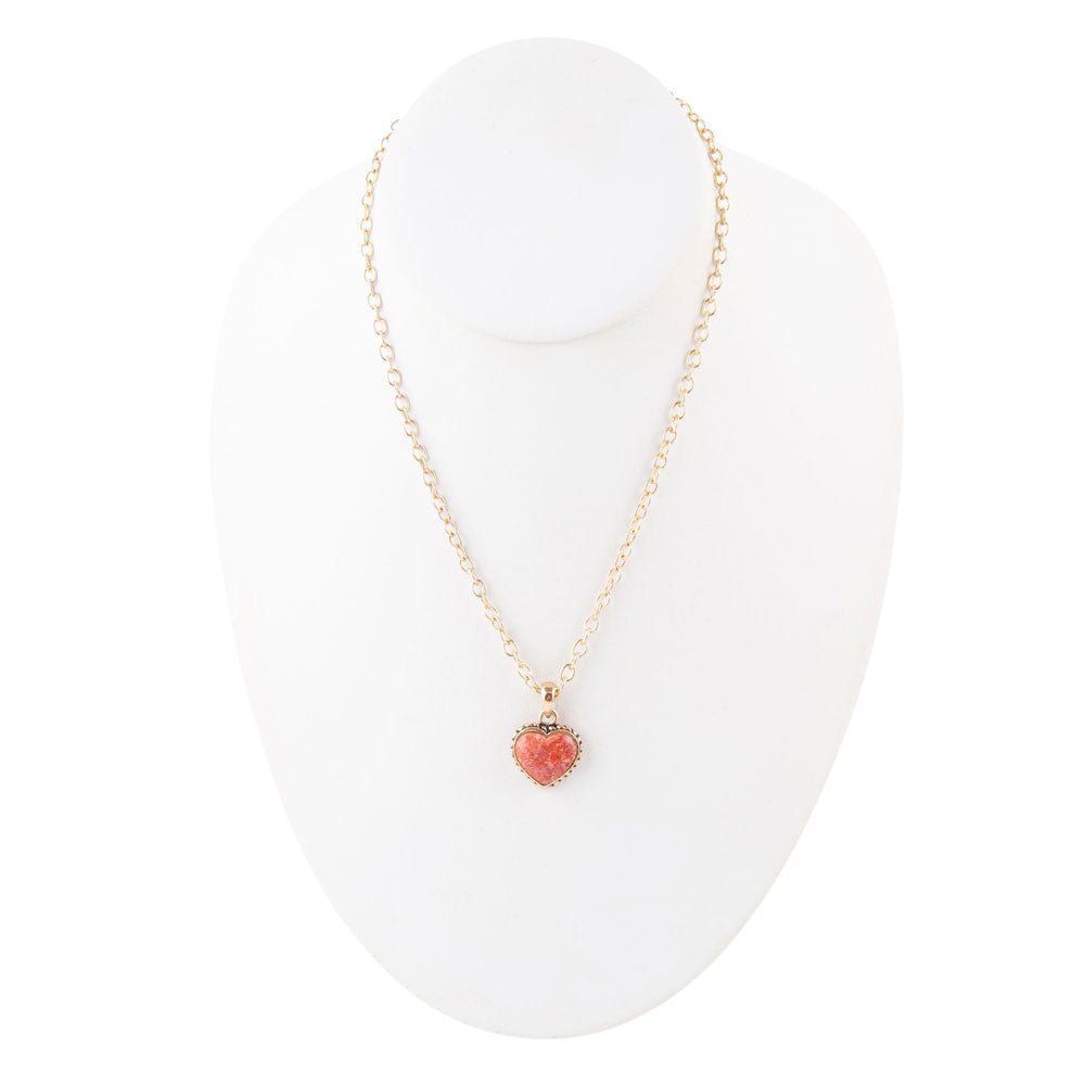 Ciondolo a cuore in spugna di corallo arancione e collana in bronzo dorato