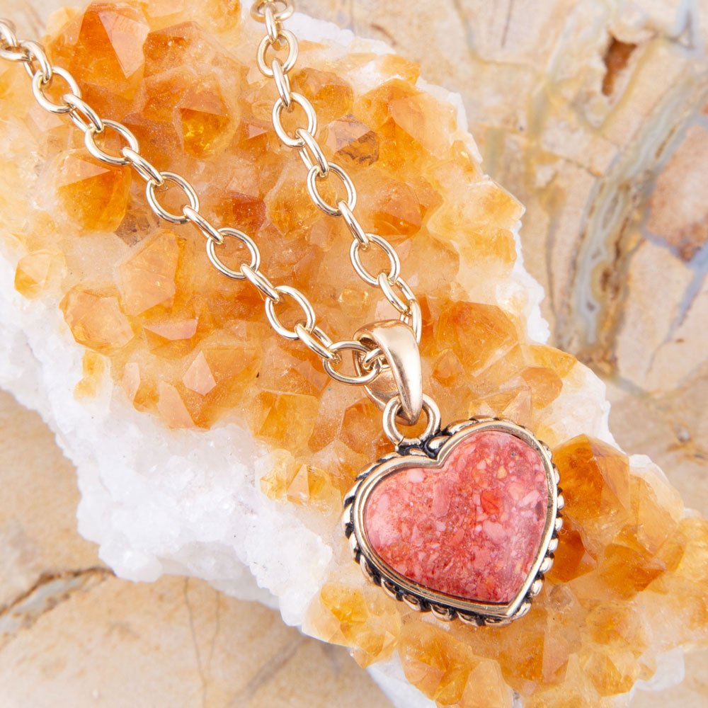 Ciondolo a cuore in spugna di corallo arancione e collana in bronzo dorato