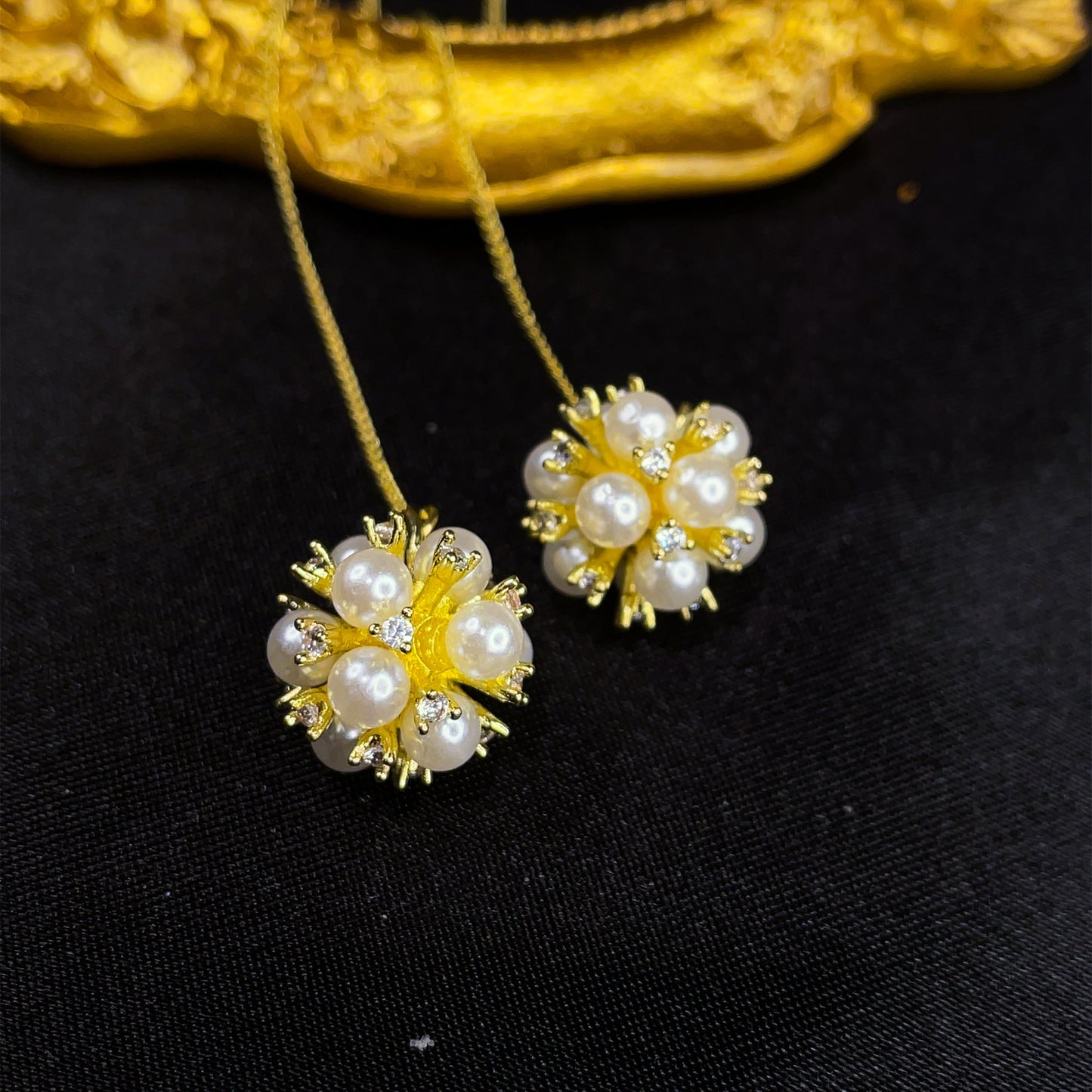 Orecchini a filo con perla e pompon
