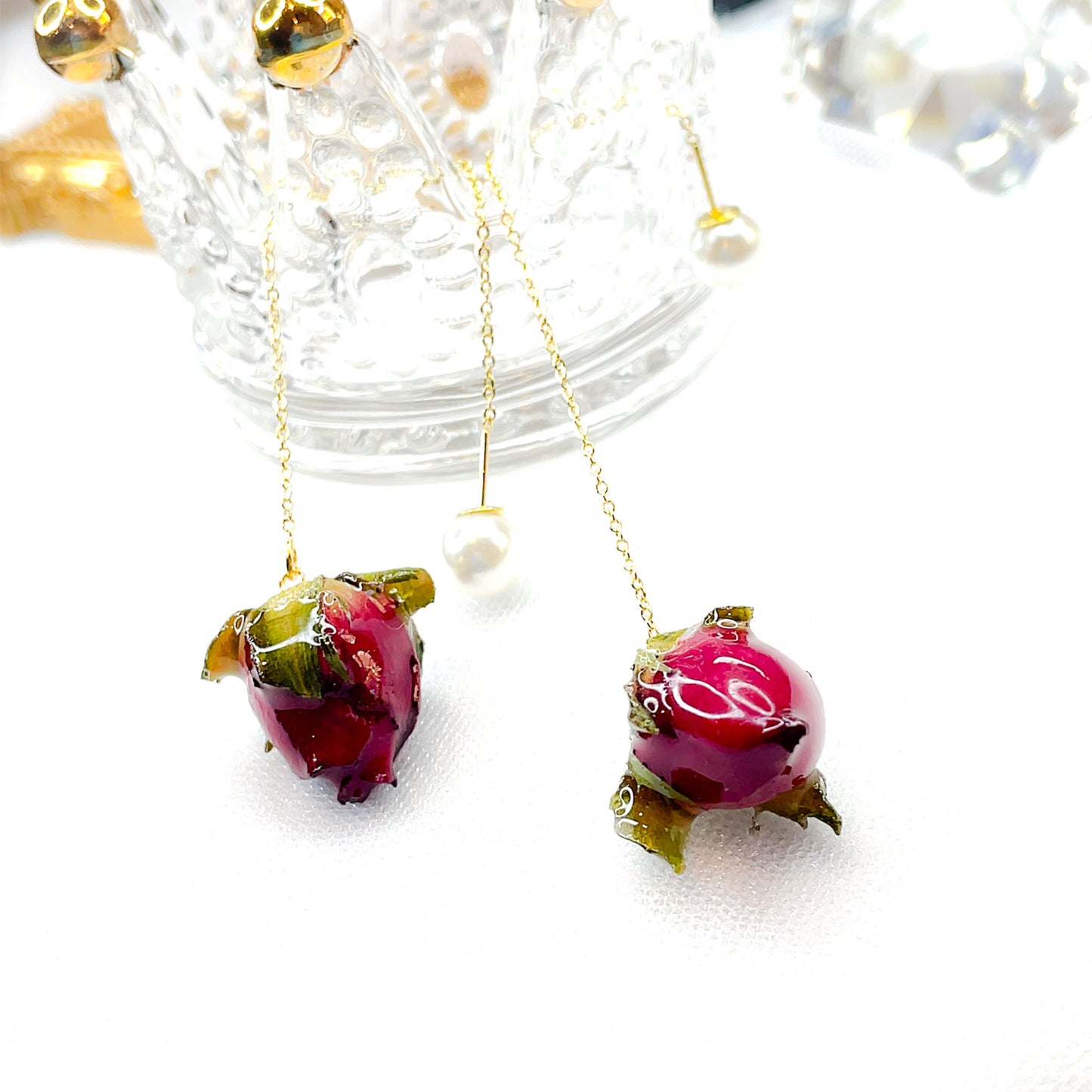 Orecchini a filo con boccioli di rosa conservati