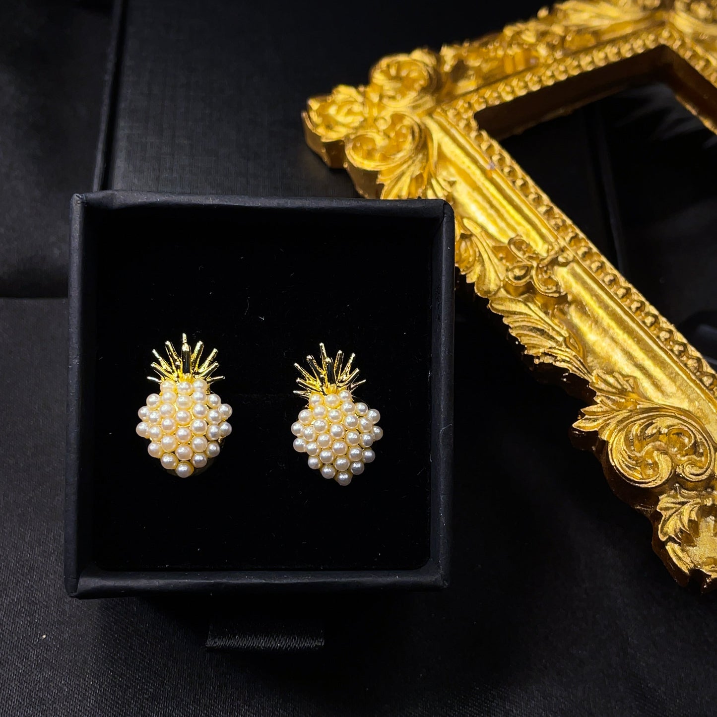 Orecchini a perno con ananas di perla