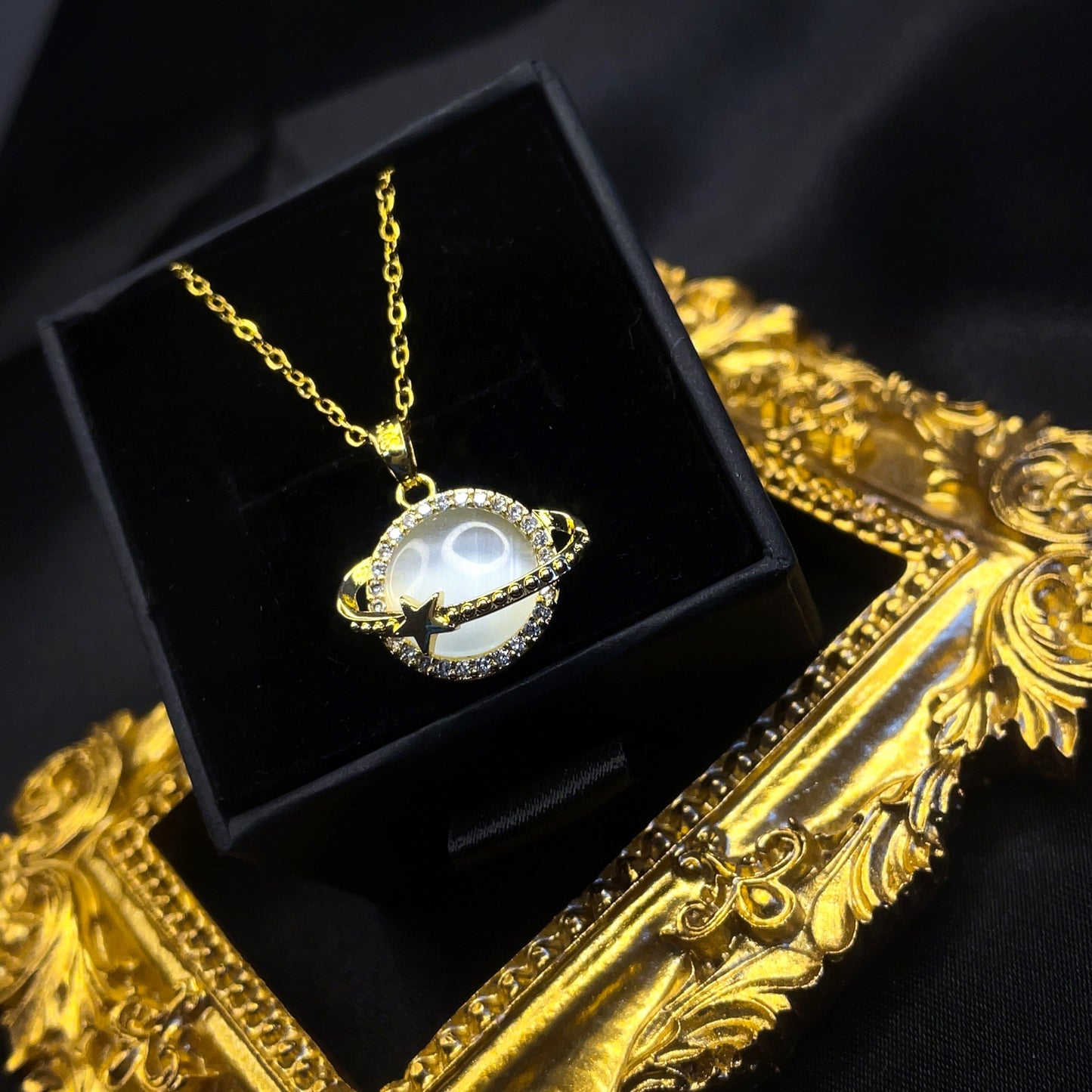 Collana con opale del pianeta Saturno