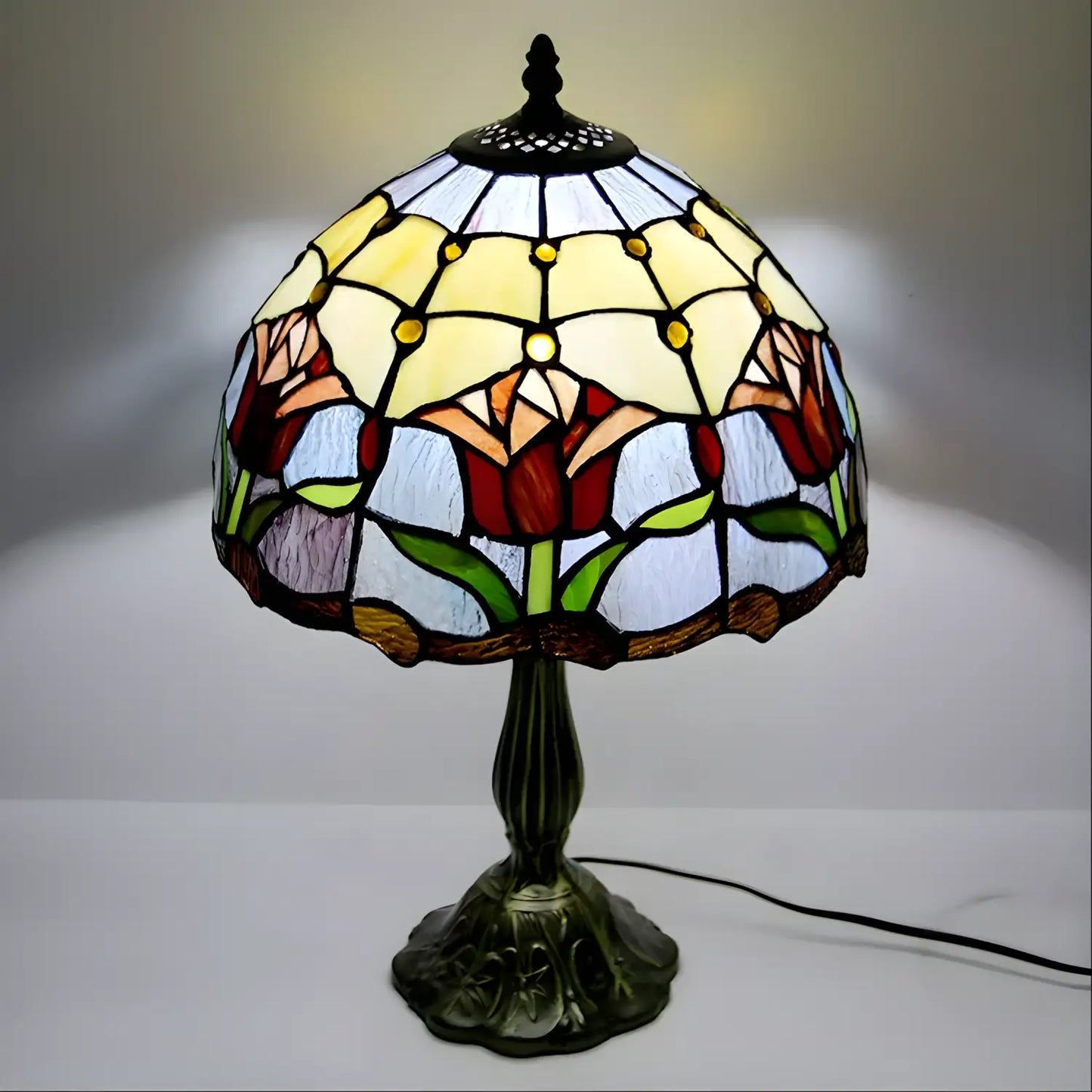 Röd Tiffany-lampa med tulpanformad glasdesign