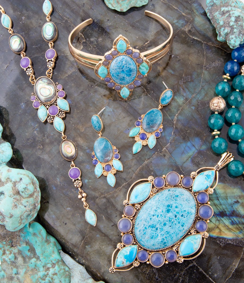 Regal blauwe apatiet gemengde steen gouden manchetarmbanden