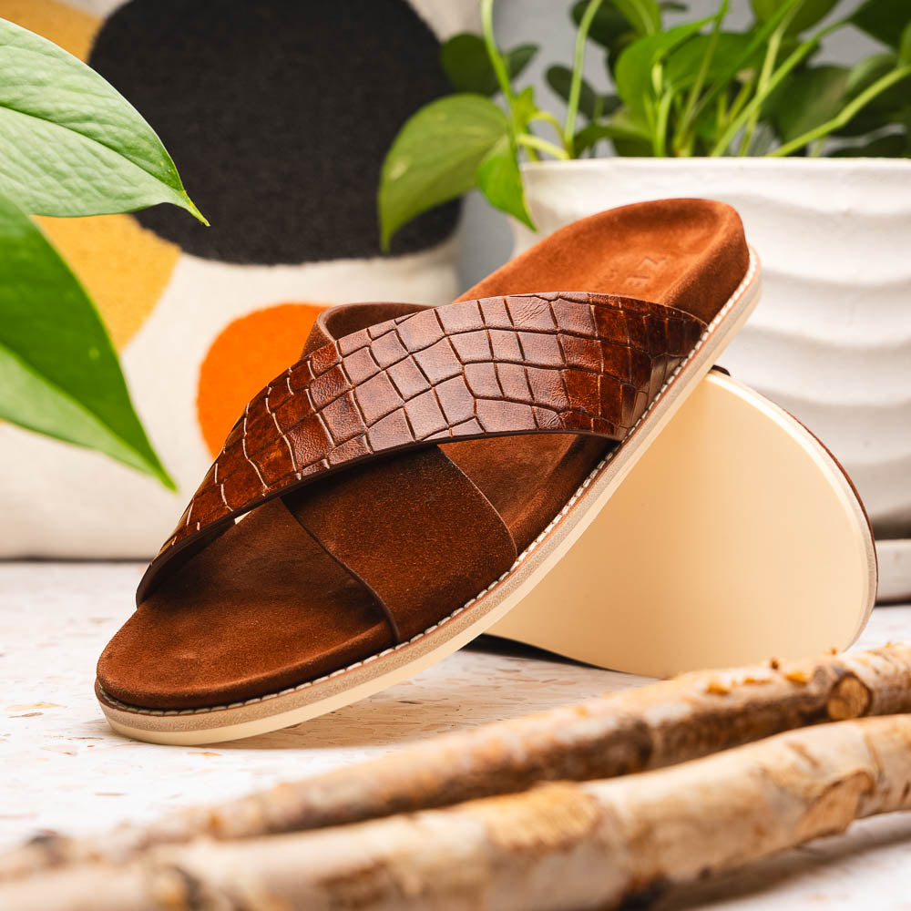 06-101-CGN RENA Pantofole in camoscio di capra italiana con stampa coccodrillo Cognac