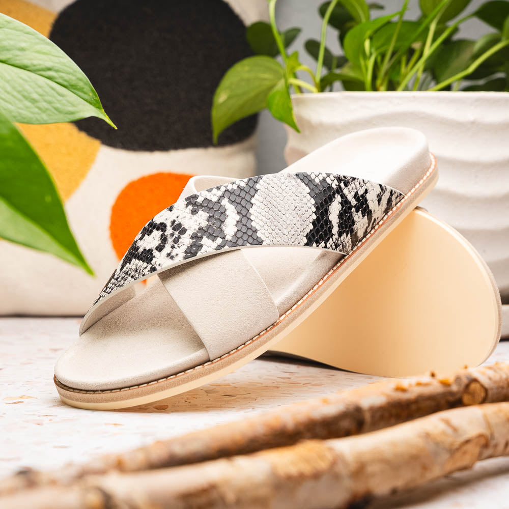 06-105-TPE RENA Scivolo in camoscio di capra italiano con stampa pitone Taupe