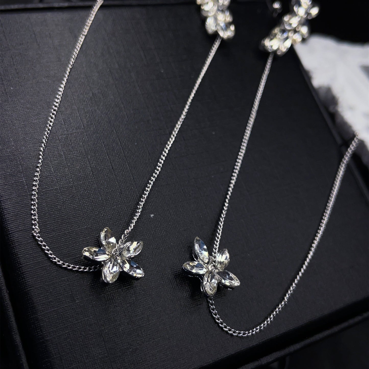 Kwiatowy nawlekacz kolczyków na ucho typu ear cuff