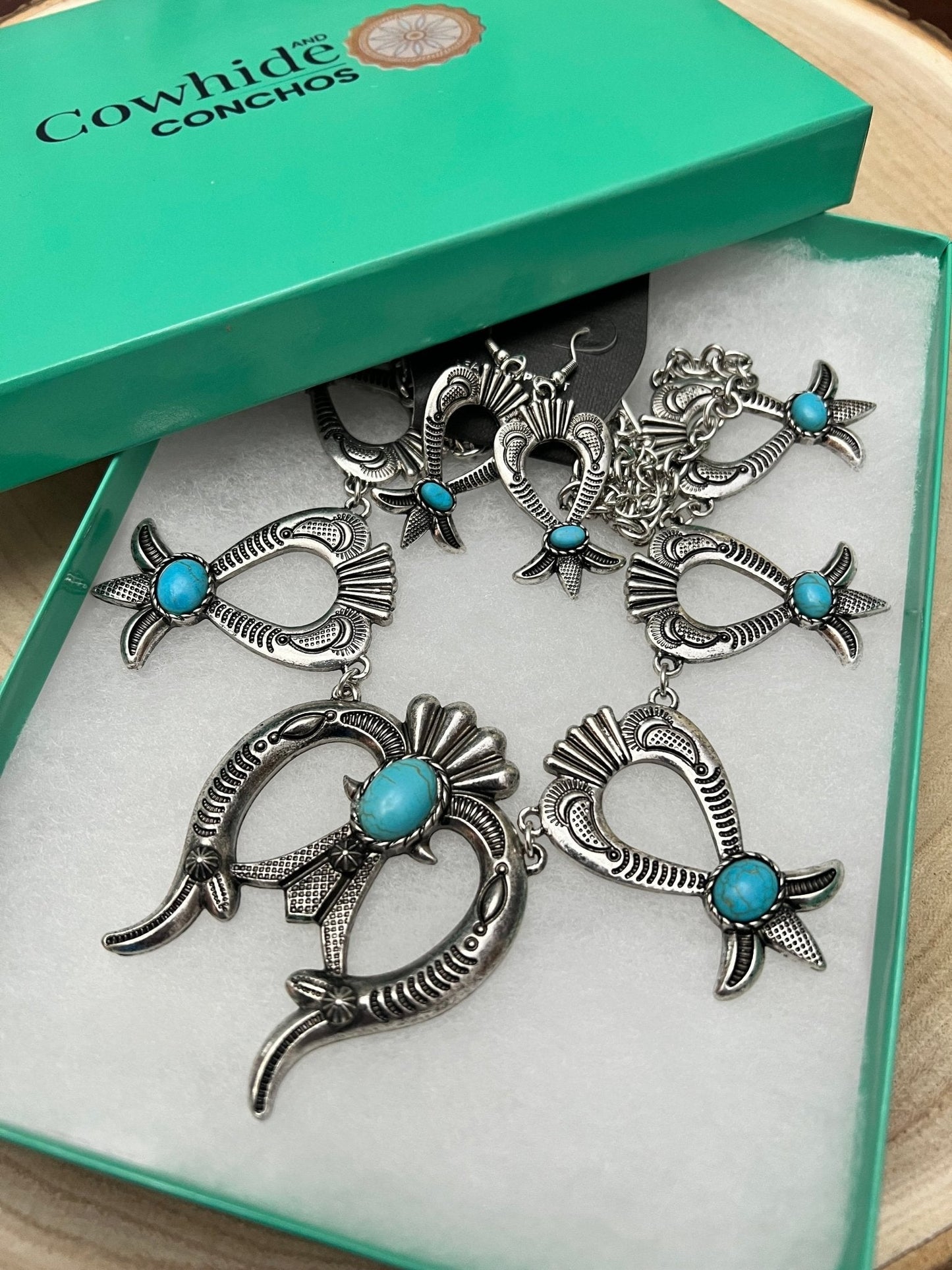 Set di orecchini e collana di 24 pollici con fiore di zucca e turchese finto