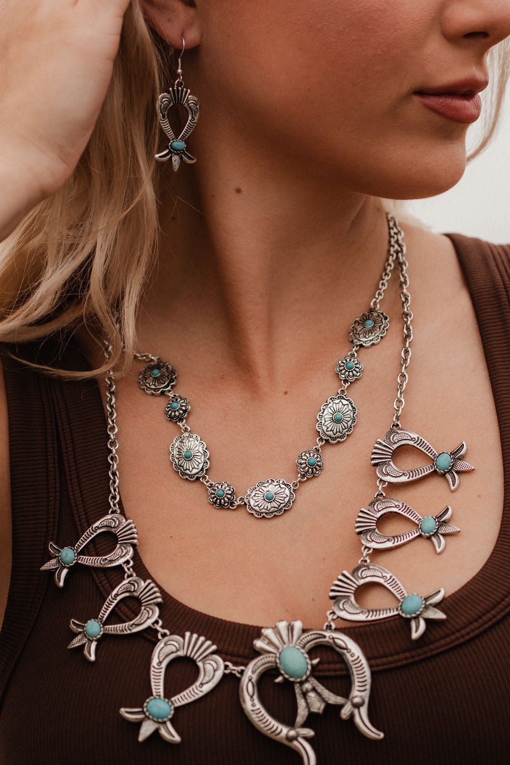 Set di orecchini e collana di 24 pollici con fiore di zucca e turchese finto
