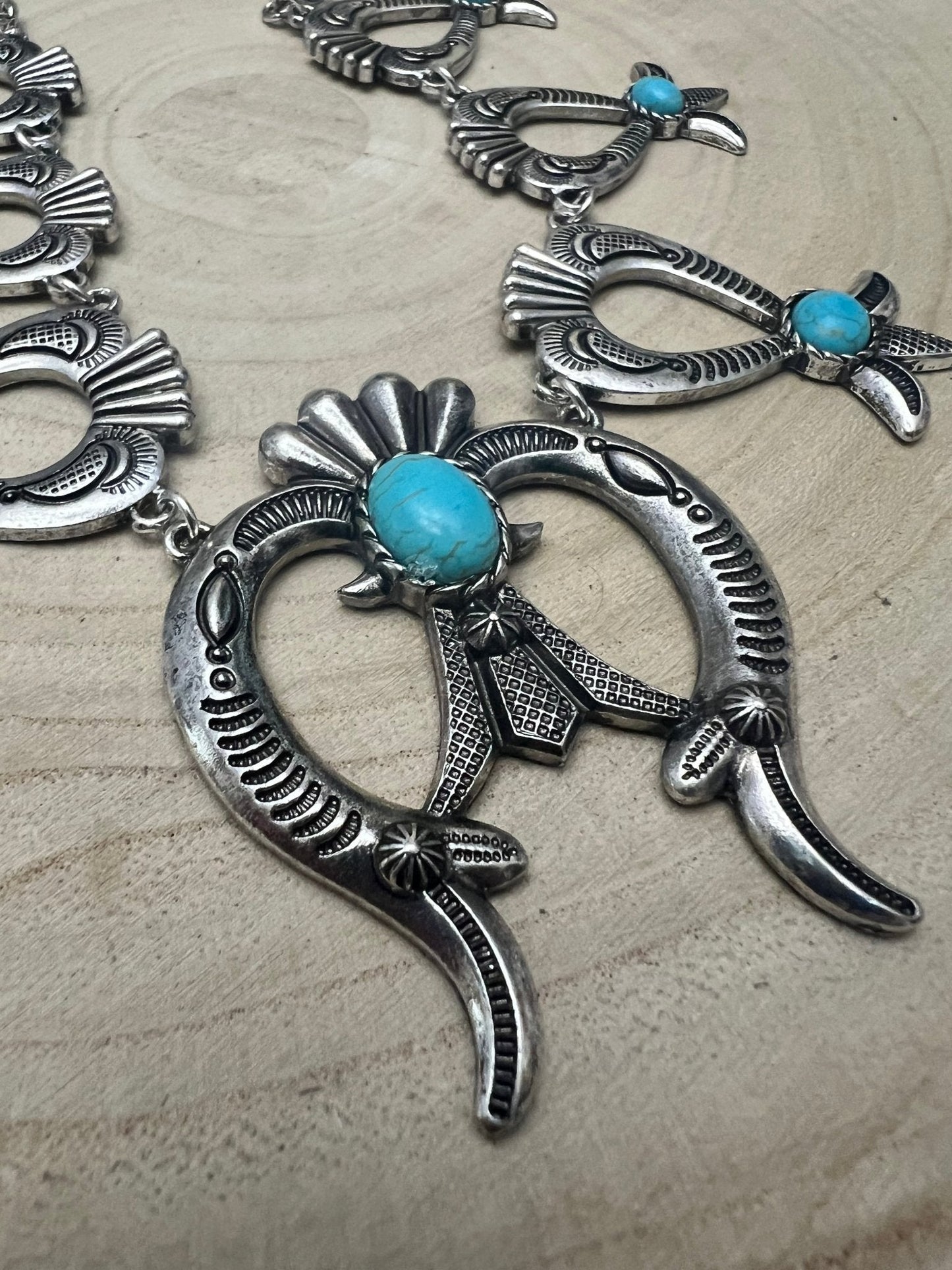 Set di orecchini e collana di 24 pollici con fiore di zucca e turchese finto