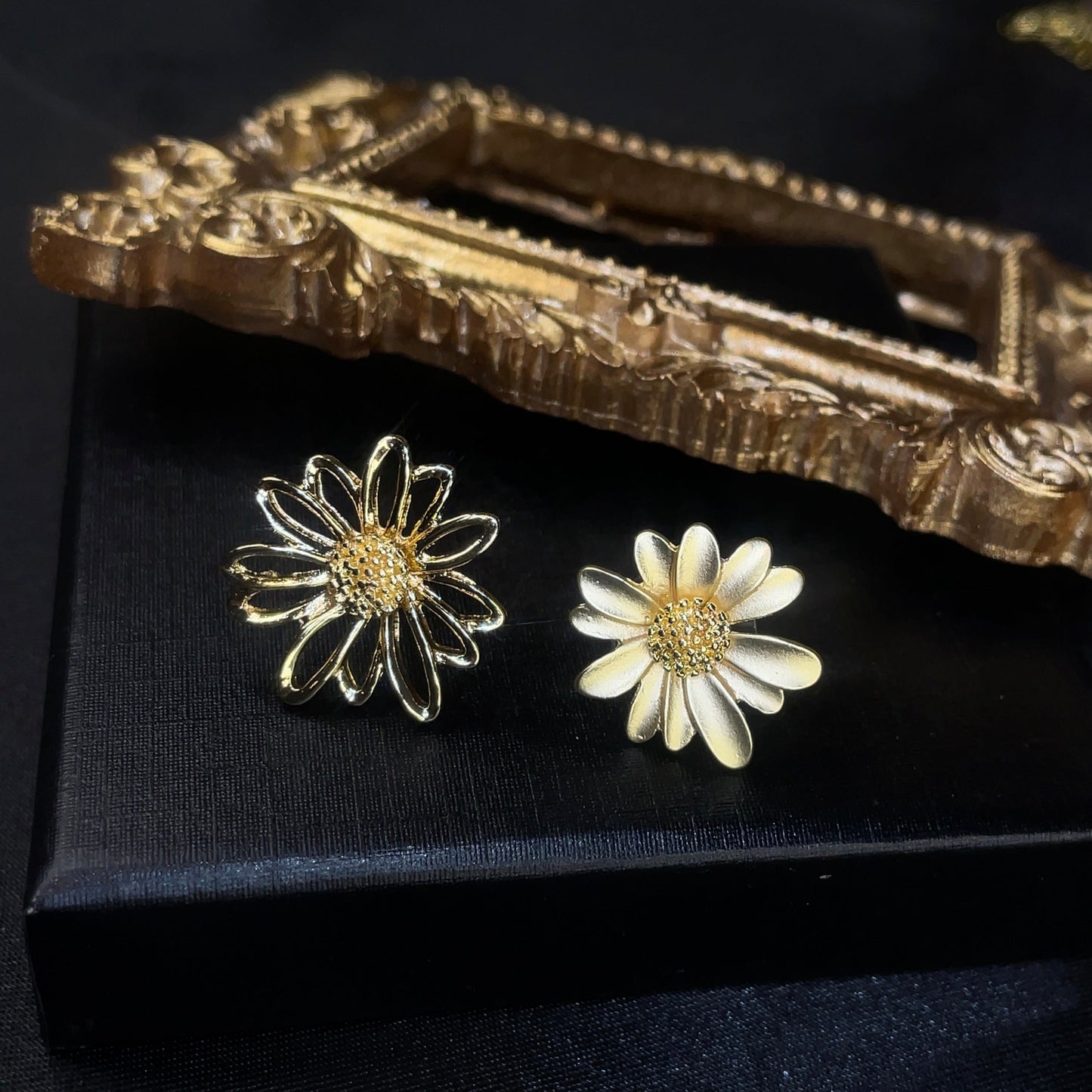 Orecchini a bottone con girasole asimmetrico