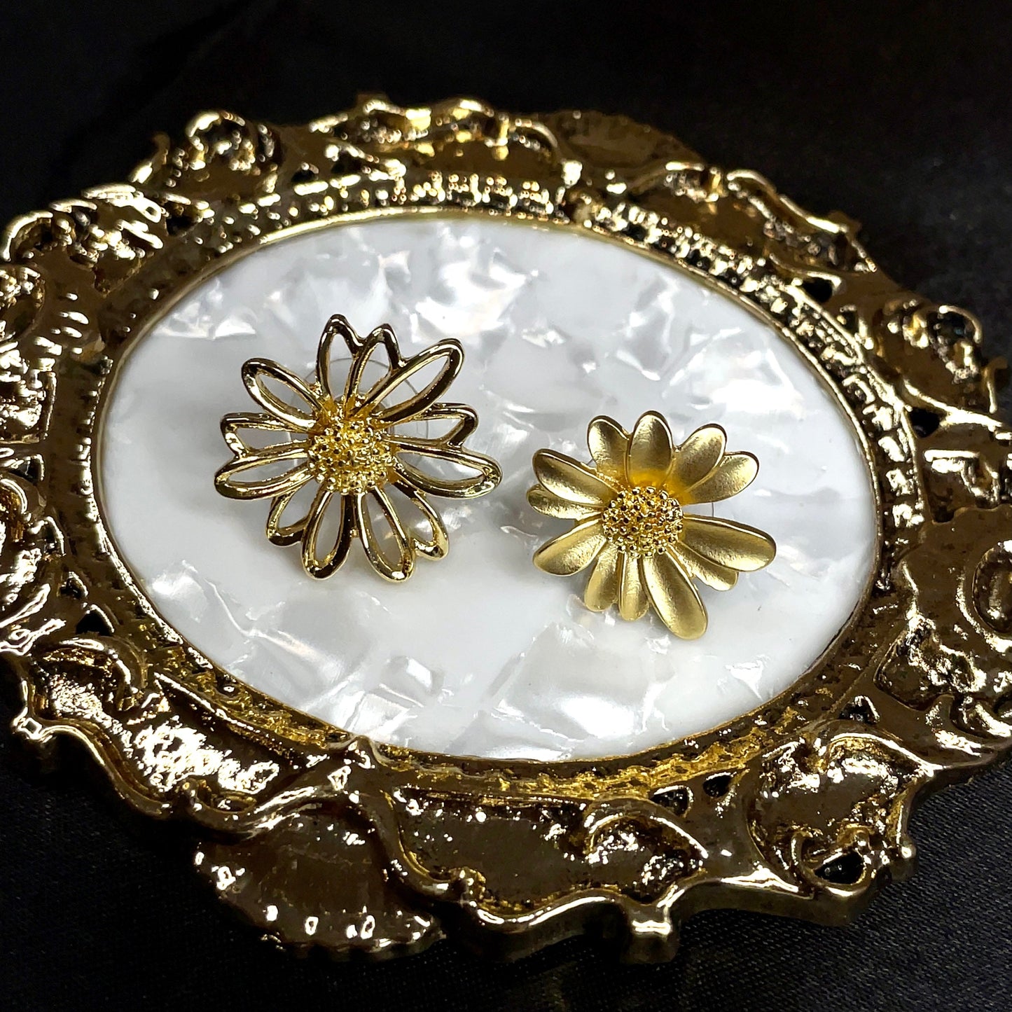 Orecchini a bottone con girasole asimmetrico