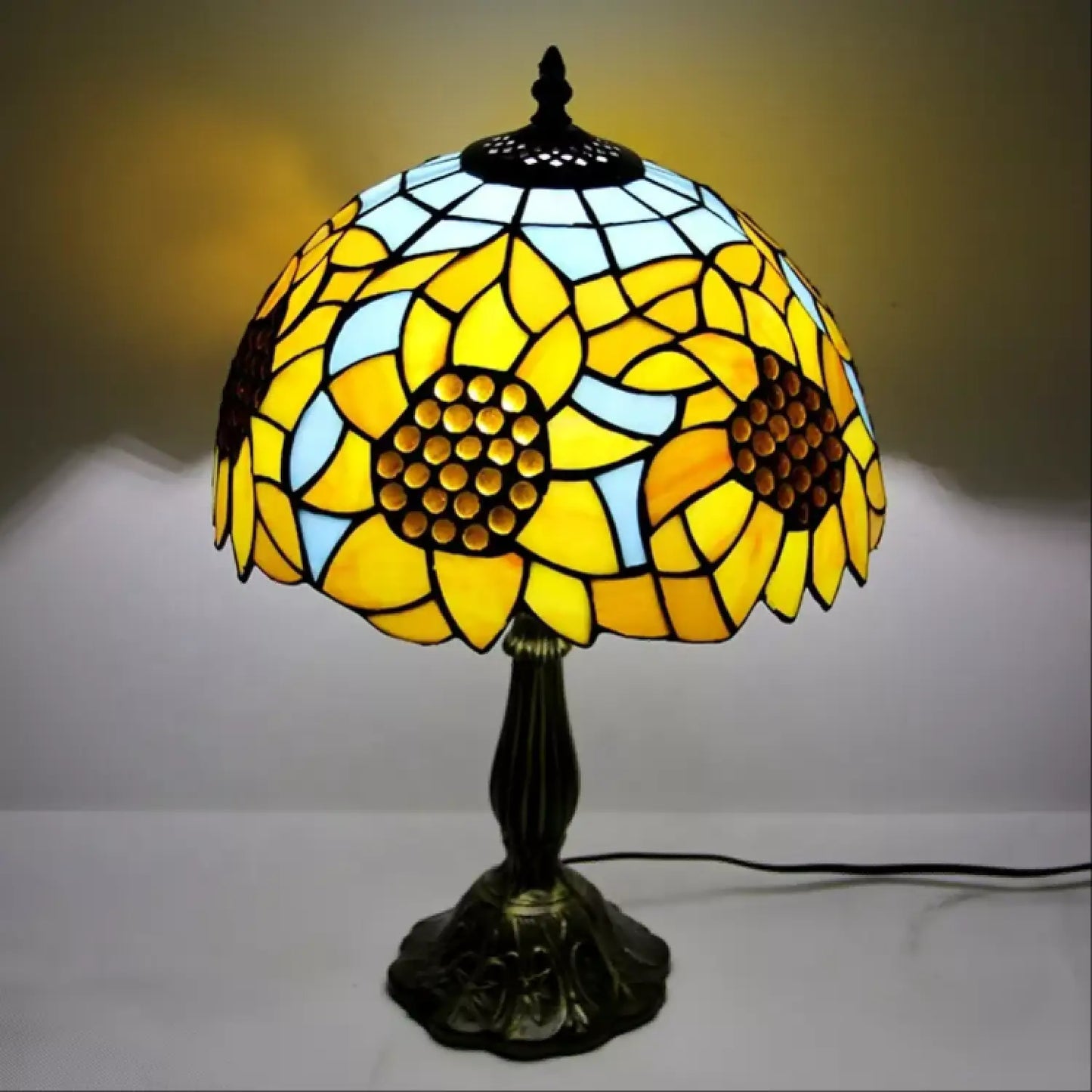 Solros Tiffany-lampa med livfullt glasarbete