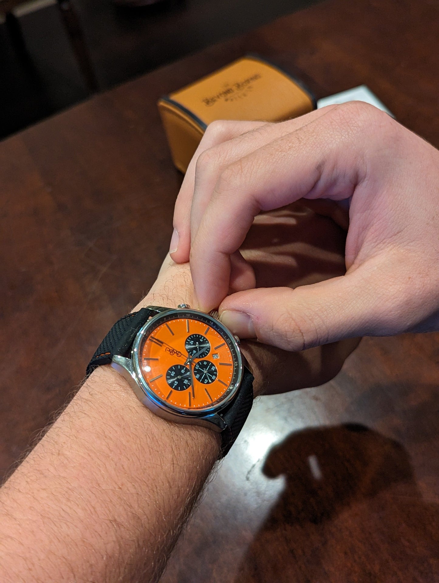 Orange und Schwarzer Chronograph