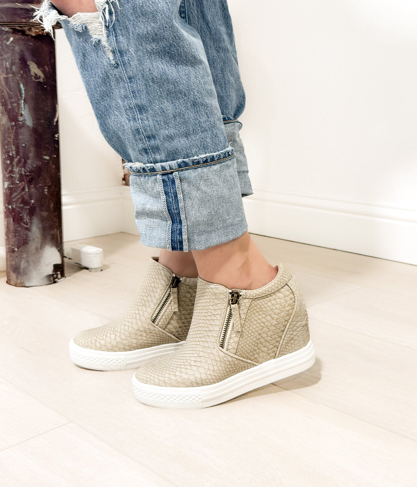 Timmibelle sneakersy na koturnie w kolorze kremowym