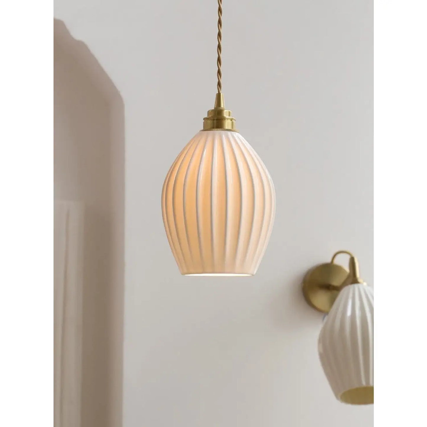 Vintage mässingsbelysning – eleganta sängbordsvägglampor för sovrum