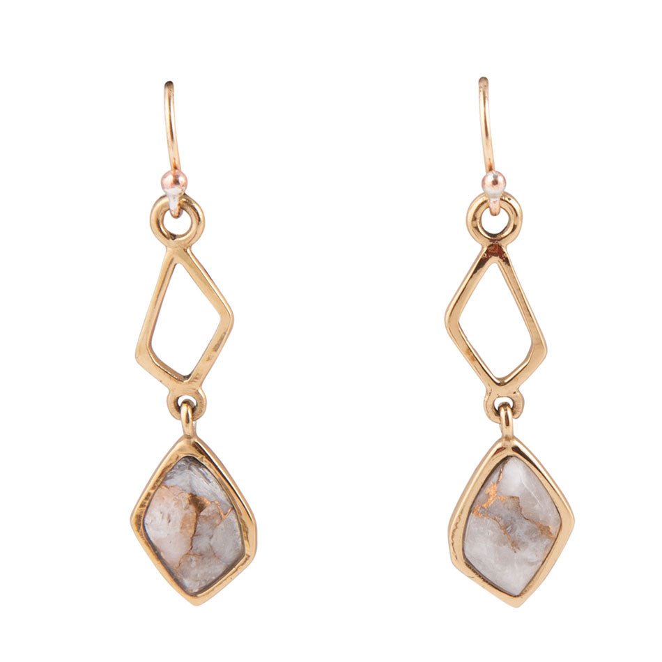 Orecchini a goccia in matrice di calcite bianca e bronzo