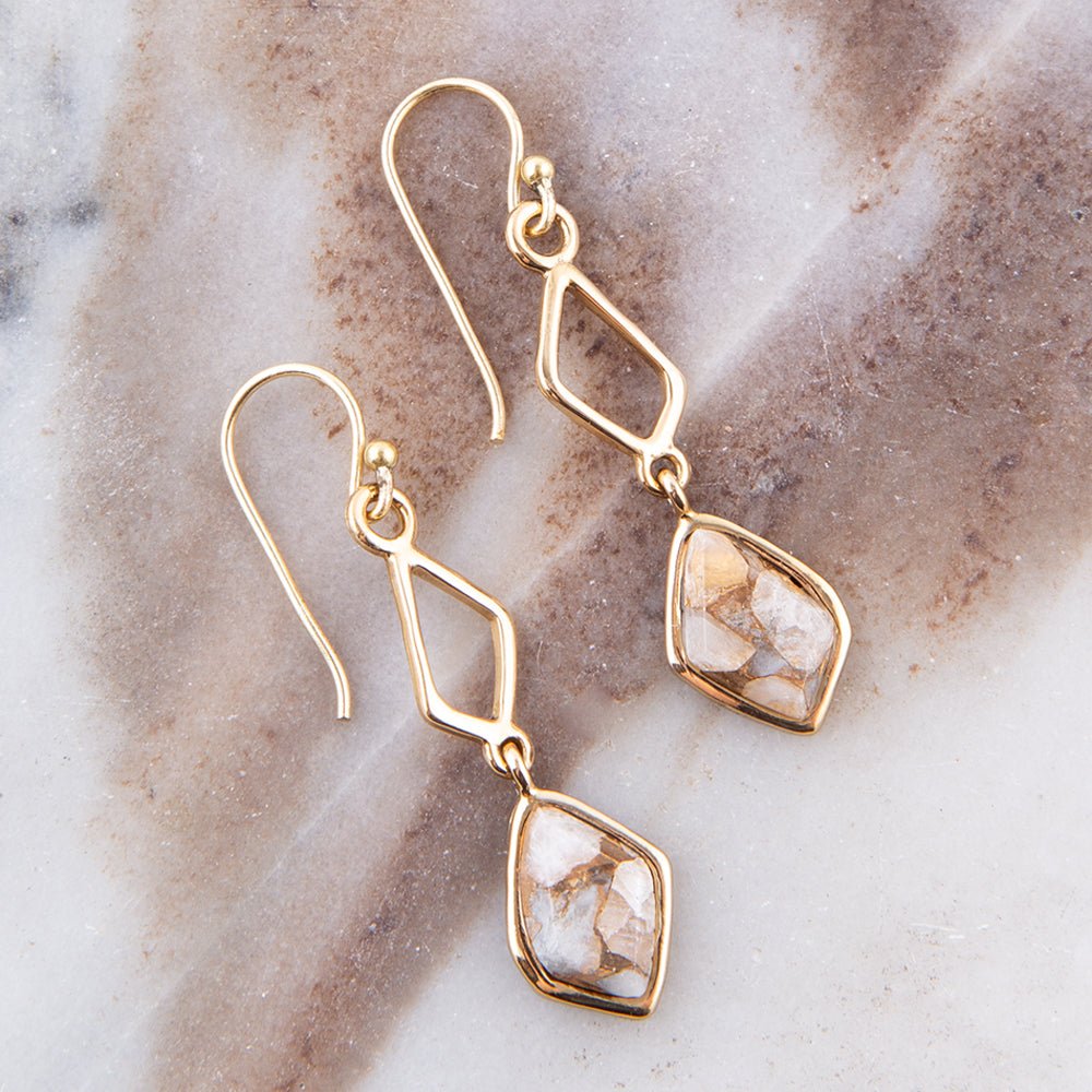 Orecchini a goccia in matrice di calcite bianca e bronzo