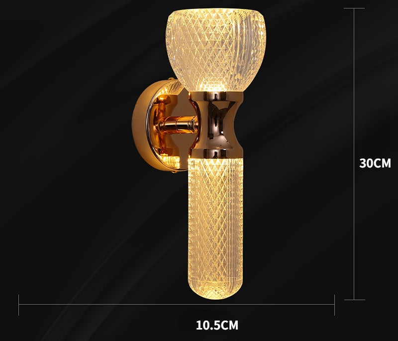 Světle luxusní moderní nordický minimalistický obývací pokoj, ložnice, dekorativní lampy na pozadí zdi a schodiště