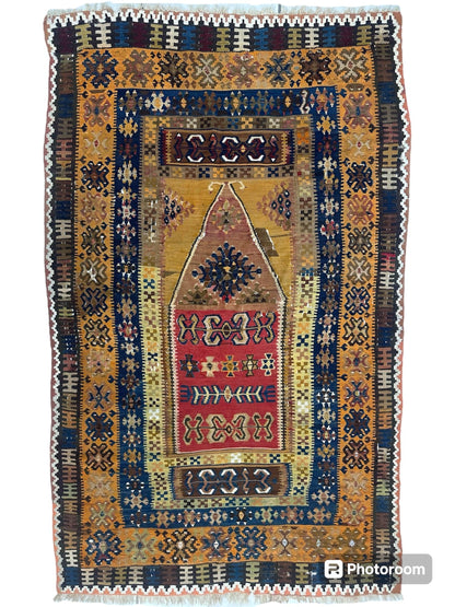 Antyczny anatolijski wełniany dywan modlitewny 4’ x 6’6”