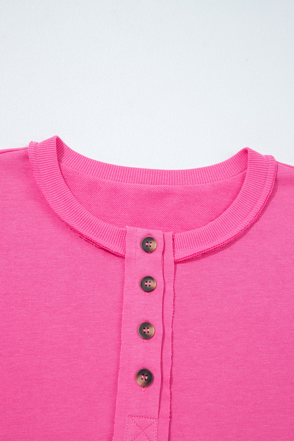 Vera Pullover mit rohem Saum und halben Knöpfen sowie Jogginghosen-Set
