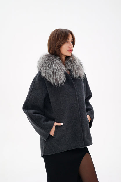 Manteau en laine vierge avec fourrure de renard argenté authentique