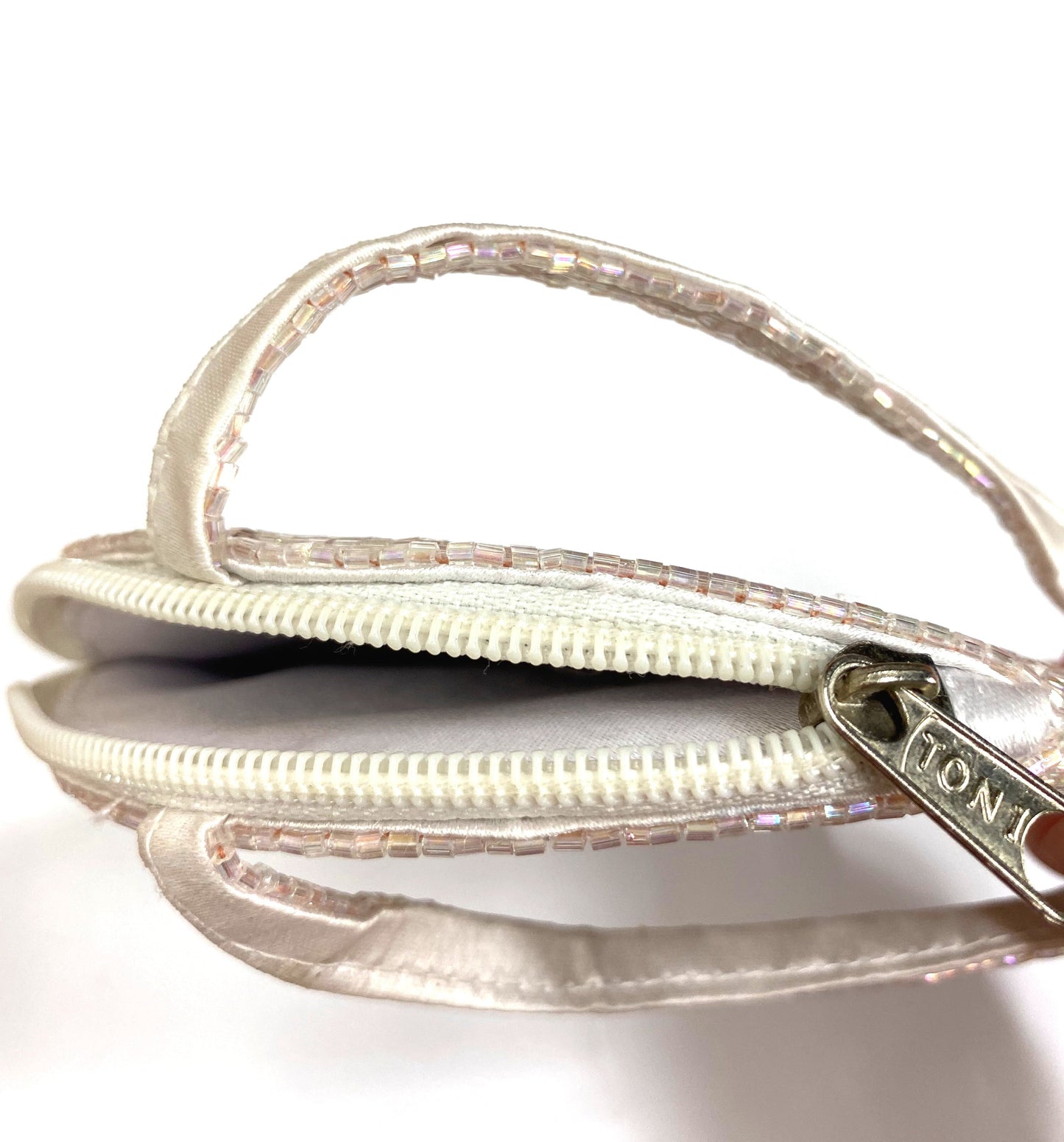 1920-talets handbroderade armbandsväska för kvällsbruk - Deco Haus-logotyp - champagnerosa
