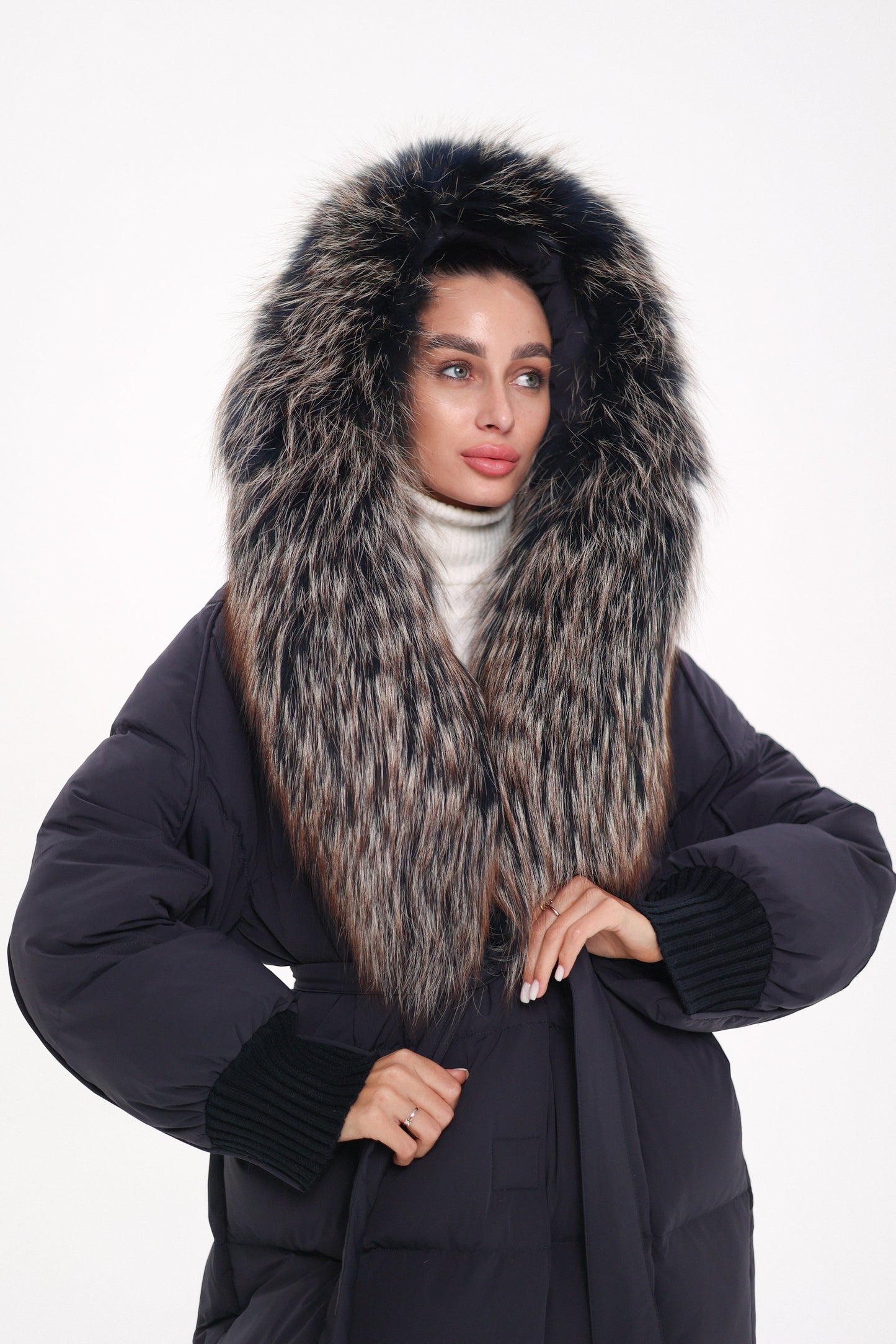 Cappotto imbottito con cappuccio e rifinitura in pelliccia autentica Rei, colore blu navy