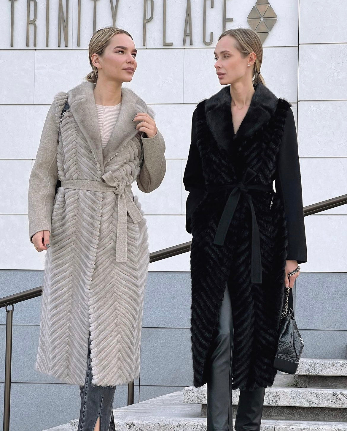 Cappotto in lana vergine con bordo in pelliccia di visone autentica e pelliccia di rex beige