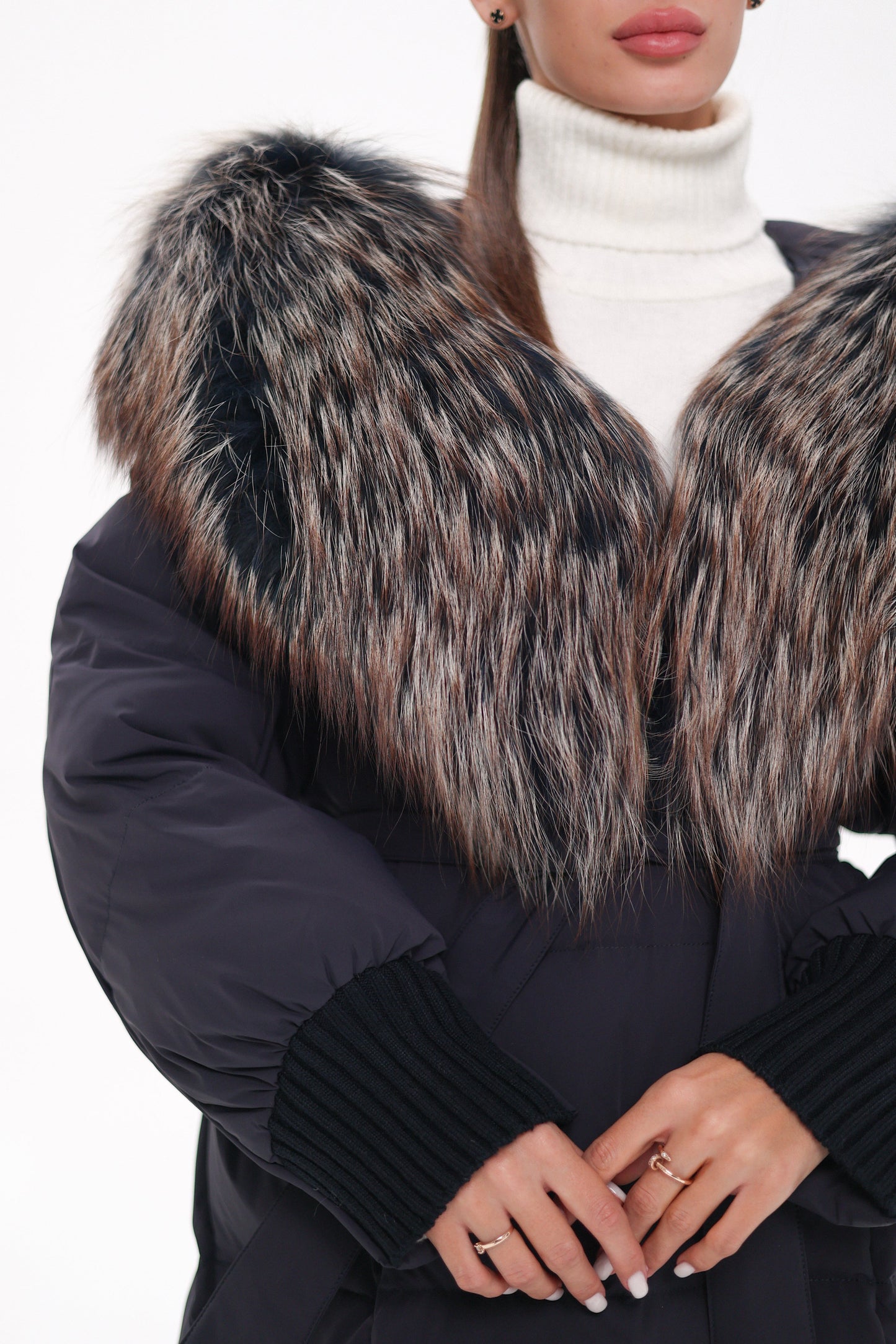 Cappotto imbottito con cappuccio e rifinitura in pelliccia autentica Rei, colore blu navy