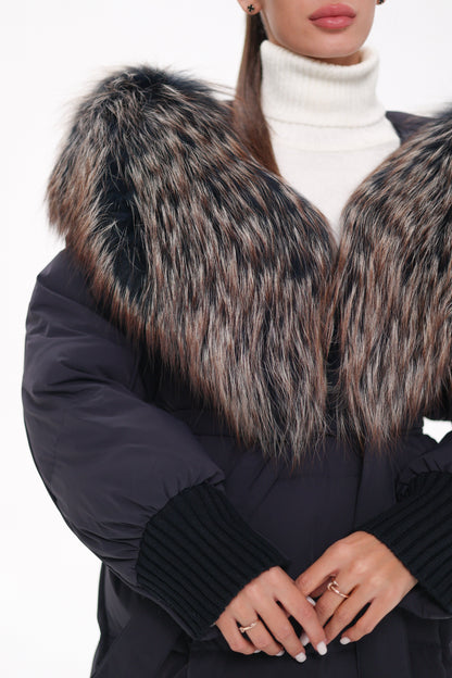 Cappotto imbottito con cappuccio e rifinitura in pelliccia autentica Rei, colore blu navy