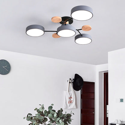 Osvětlení kreativního moderního minimalistického malého bytu