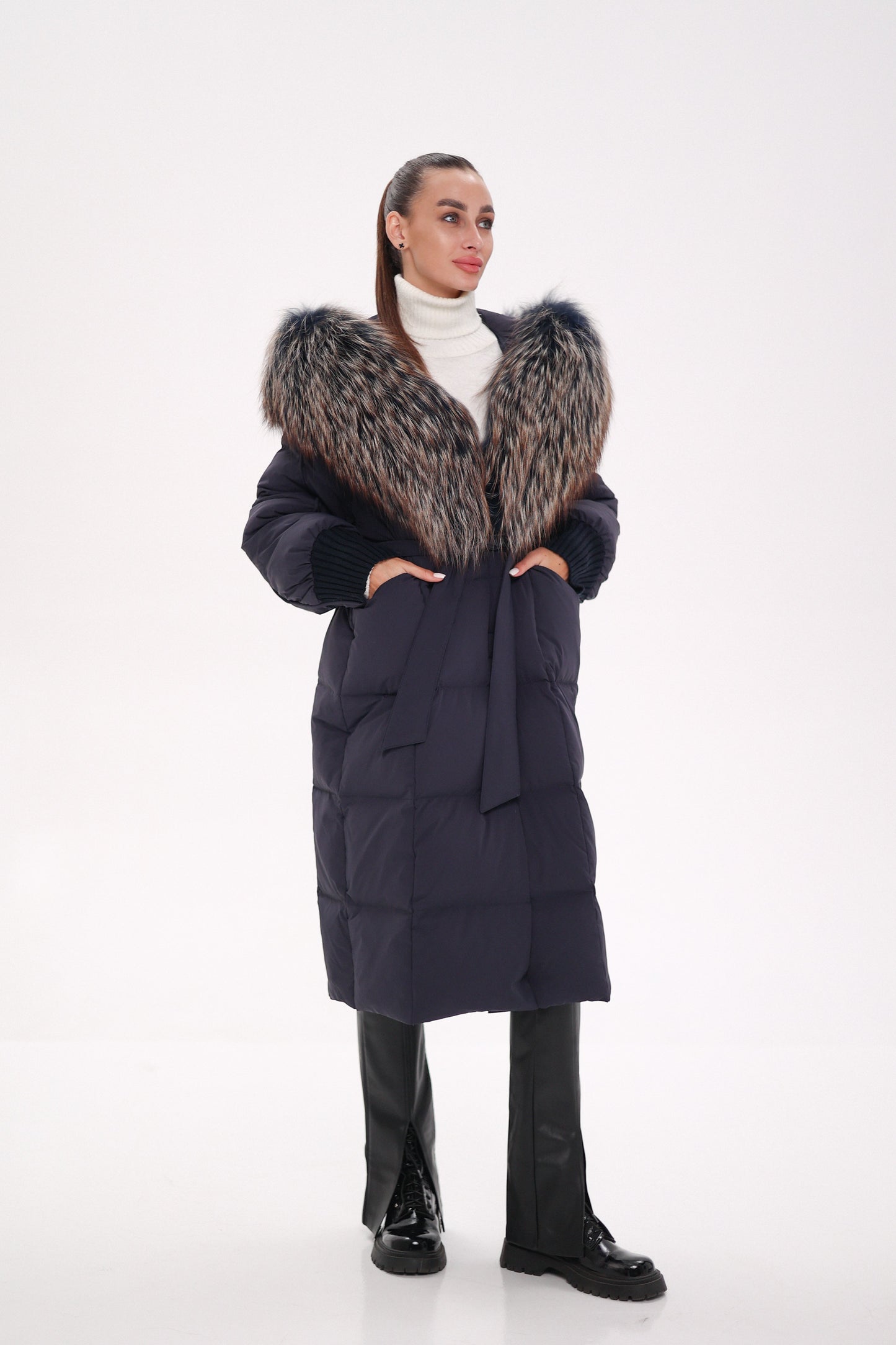 Cappotto imbottito con cappuccio e rifinitura in pelliccia autentica Rei, colore blu navy