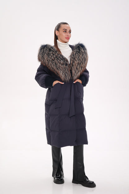 Cappotto imbottito con cappuccio e rifinitura in pelliccia autentica Rei, colore blu navy