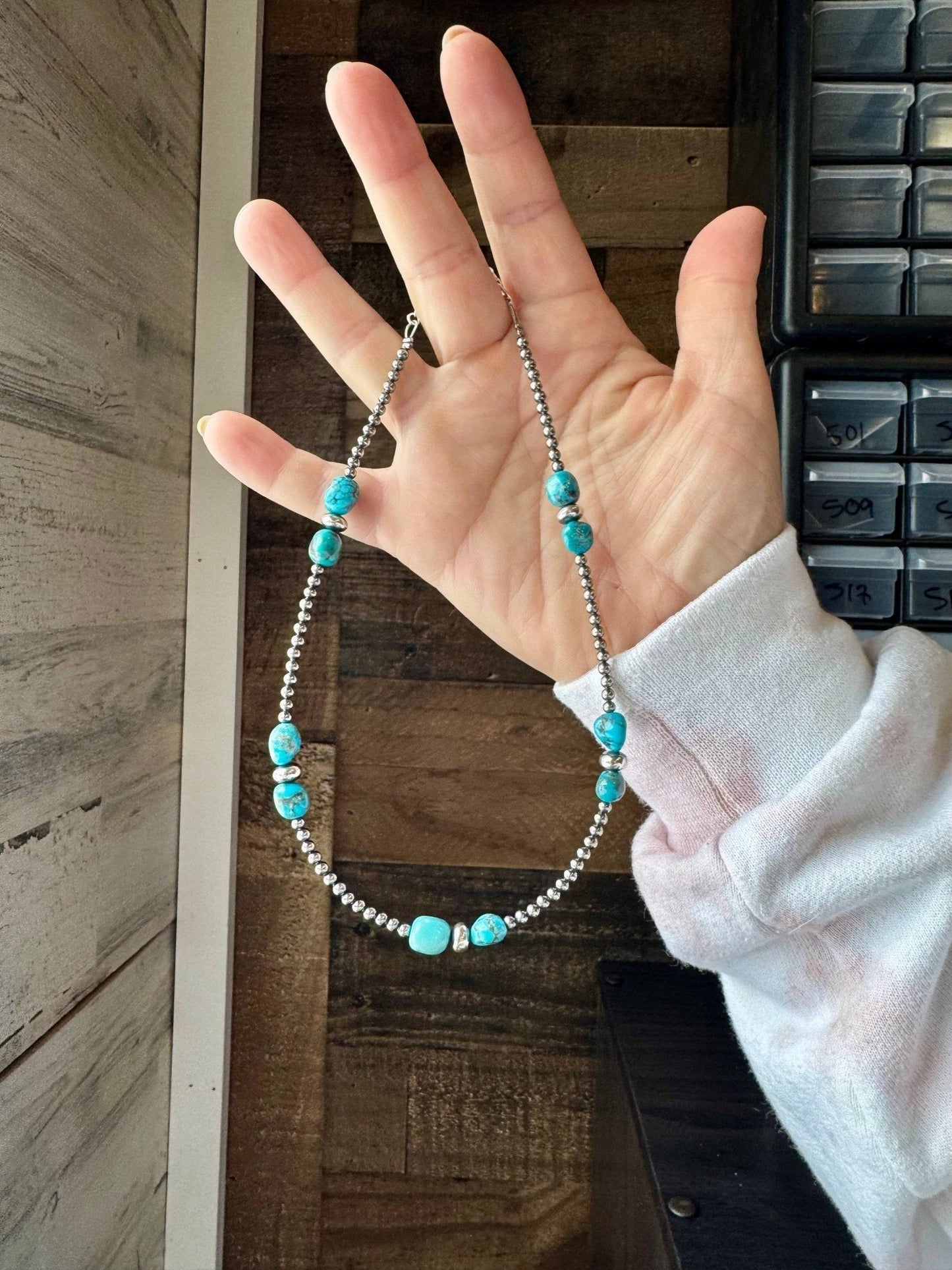 Naszyjnik choker z pereł ze srebra próby 925 o średnicy 3 mm z niebieskim turkusem - 14 cali