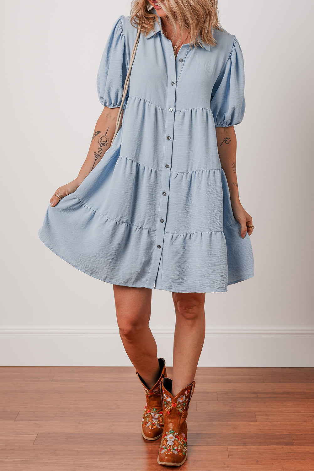 Vestito a balze con colletto camicia Arya, bottoni e maniche a sbuffo
