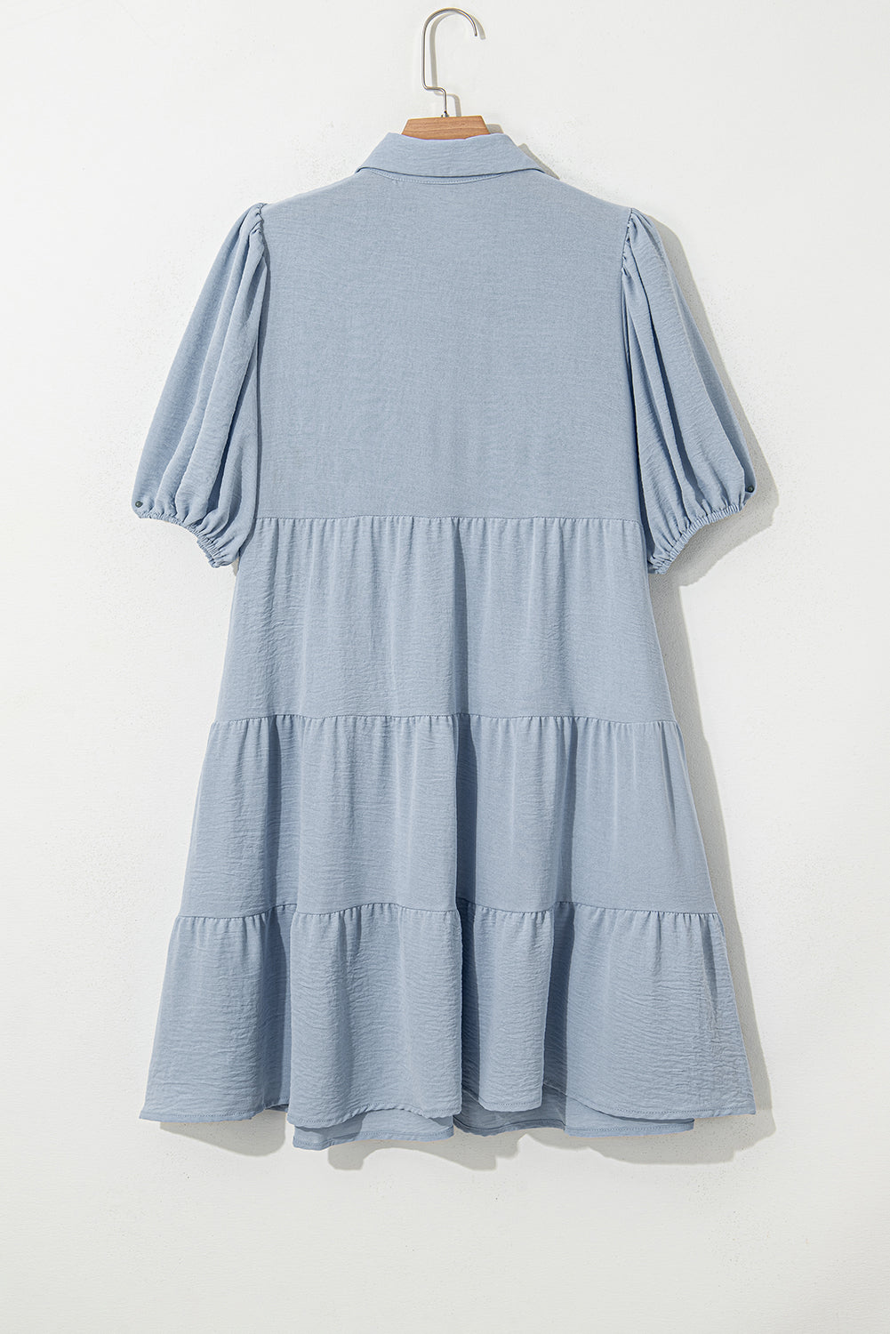 Vestito a balze con colletto camicia Arya, bottoni e maniche a sbuffo