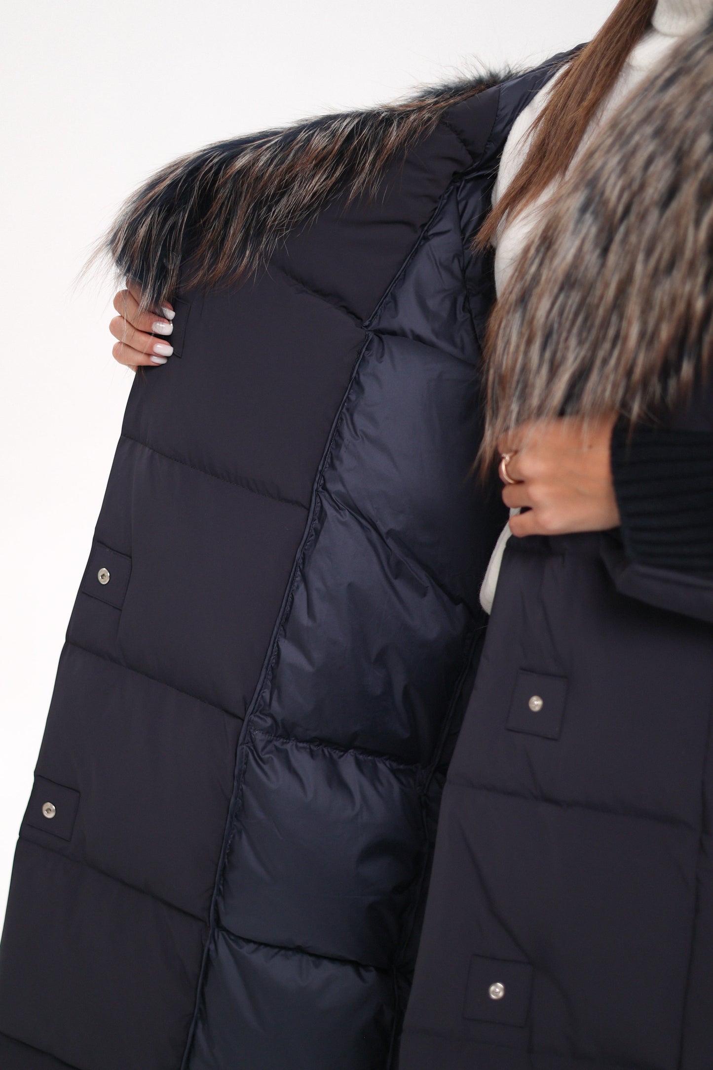 Cappotto imbottito con cappuccio e rifinitura in pelliccia autentica Rei, colore blu navy