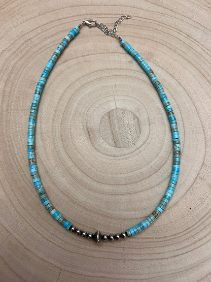 Naszyjnik choker z pereł sterling 4mm i akcentem z koralika w kształcie spodka ze srebra, Turkus - 14 cali