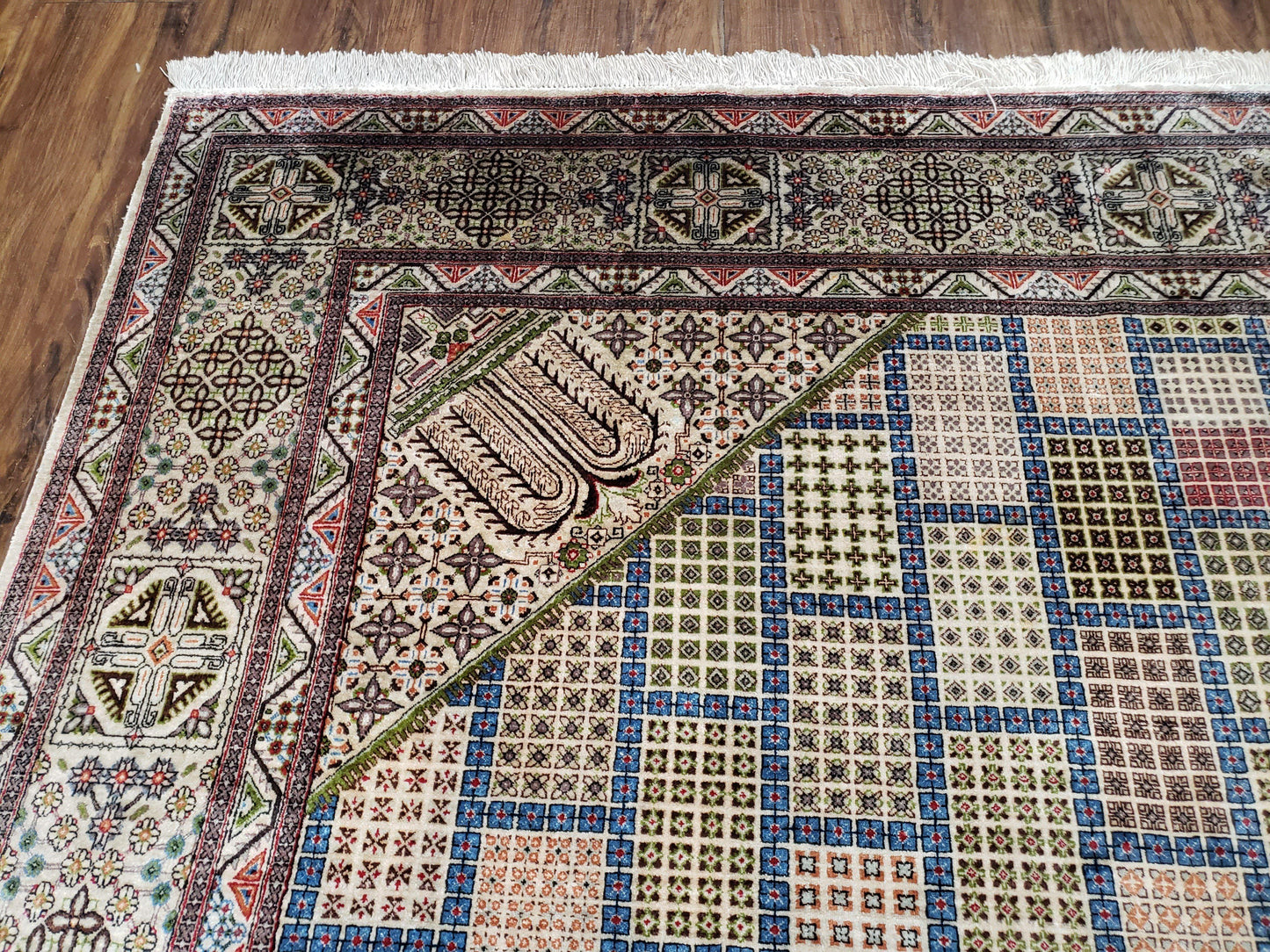 Sino-persisk silketeppe 6,4 x 9,9, svært fint håndknyttet teppe, paneldesign i flere farger, silketuster på silkebase, håndlaget vintage