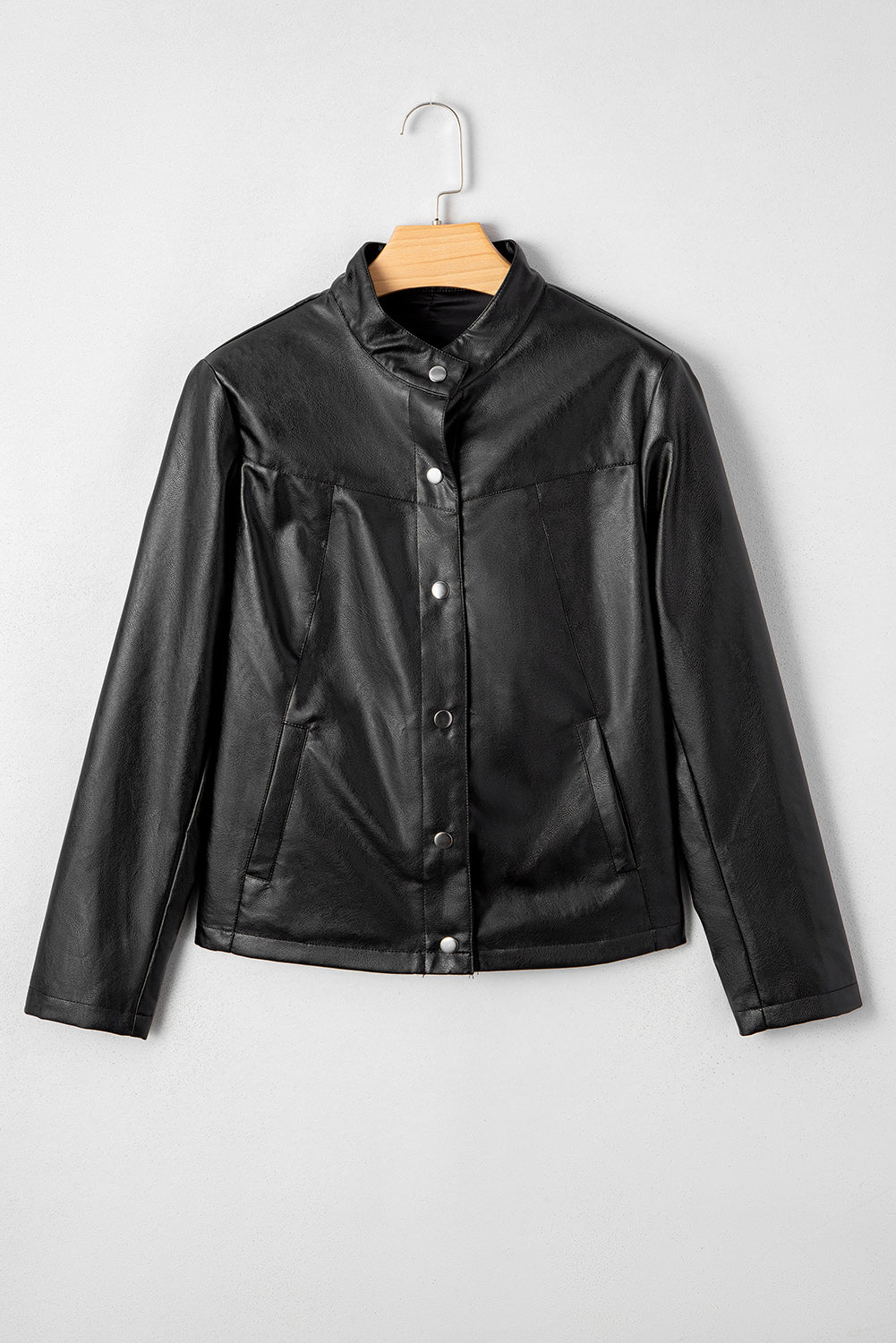 Olive Kunstleder Jacke mit Knöpfen vorne, kastig geschnitten
