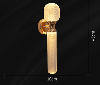 Světle luxusní moderní nordický minimalistický obývací pokoj, ložnice, dekorativní lampy na pozadí zdi a schodiště