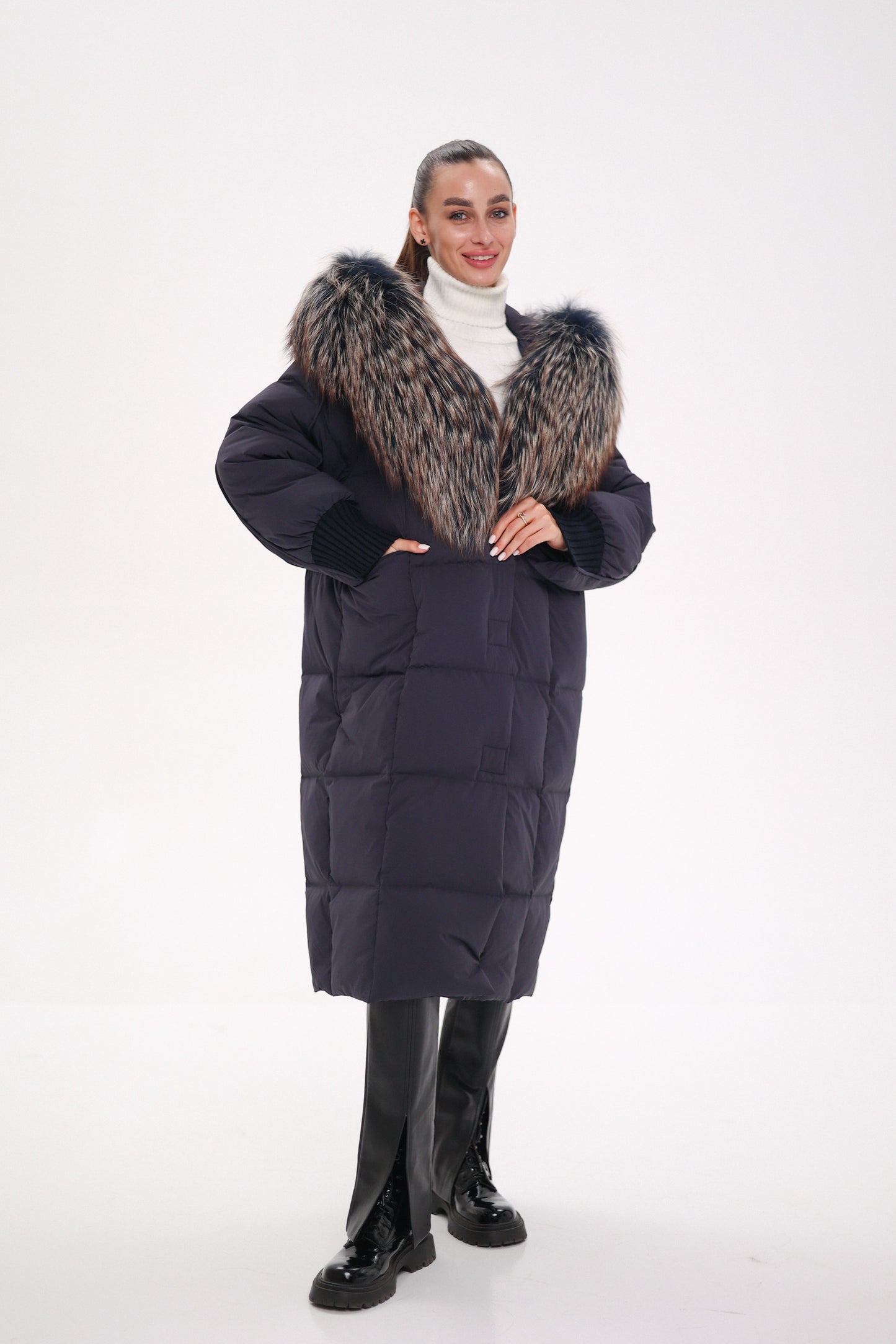 Cappotto imbottito con cappuccio e rifinitura in pelliccia autentica Rei, colore blu navy