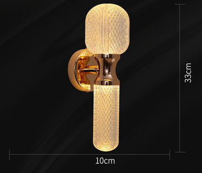 Světle luxusní moderní nordický minimalistický obývací pokoj, ložnice, dekorativní lampy na pozadí zdi a schodiště