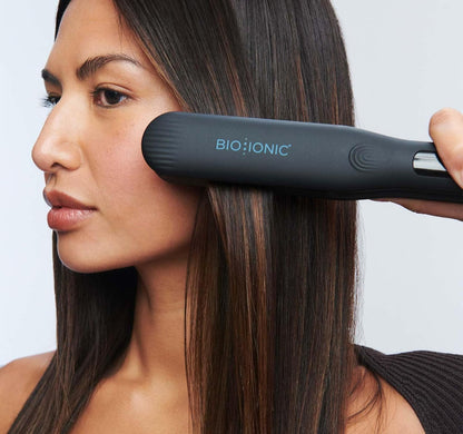 Plancha alisadora BIO IONIC Onepass con tecnología NanoIonic y calor hidratante, cabello hidratado y sin frizz, alisador de cerámica con tira de silicona para un peinado suave en una sola pasada